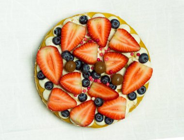 Taze çilek, ahududu ve üzümlü nefis tart. üst görünüm yatay