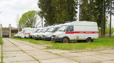 Saint Petersburg Siversky köyü Rusya-21 Mayıs 2021 Siversky hastanesi, Rus ambulansları, ambulans taşımacılığı bölgesi. Ambulans otoparkta.