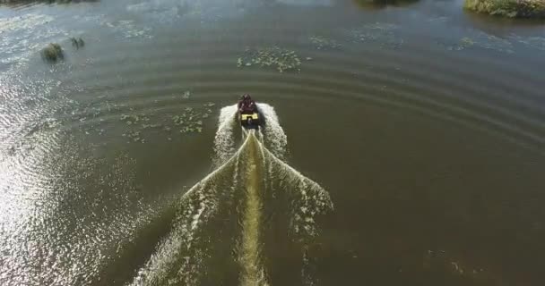 Luchtfoto Motorboot Met Vissers Drijft Snel Langs Rivier Langs Waterlelies — Stockvideo