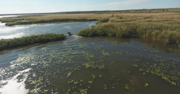 Vista Aérea Barco Rápido Con Cuatro Personas Pescadores Flota Río — Vídeo de stock