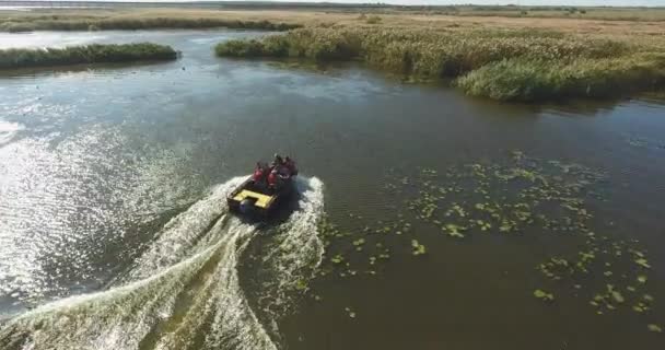 Légi Felvétel Motorcsónak Halászokkal Fedélzeten Gyorsan Úszik Őszi Folyó Mentén — Stock videók