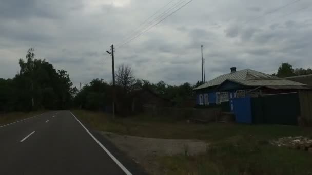 Tard Dans Soirée Route Asphaltée Lisse Entre Maisons Rurales Abandonnées — Video