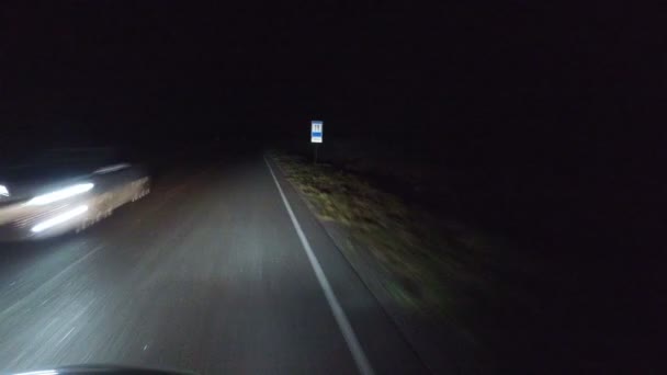 森の中の木々のトンネルを介して夜の道路 高速道路 車のヘッドライトの光 および光の反射 道路に沿って大胆な 中央ヨーロッパ — ストック動画
