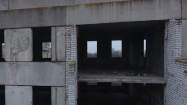 Yıkılan ve tamamlanmamış binadaki tuğla duvardaki pencere açıkları. eski terk edilmiş bina