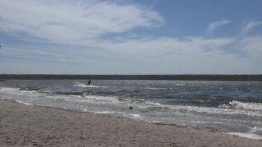 Uçurtma sörfü, uçurtma sörfü, aksiyon sporu uçurtma sörfü yaz rüzgarının gücünü kontrol edilebilen büyük bir uçurtmayla su üzerinde itiliyor.