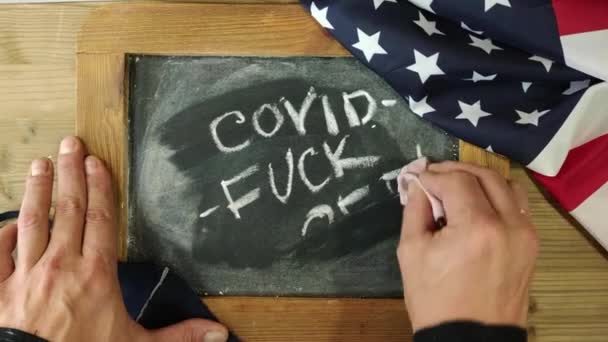 Man Hand Erases Inscription Wet Rag Covid Fuck Plate American — Vídeo de stock
