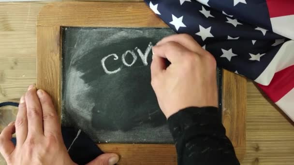 Main Homme Sur Une Commission Scolaire Vierge Écrit Craie Covid — Video