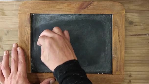 Man Hand Blanco Schoolbord Schrijft Krijt 2020 Brengt Een Glimlach — Stockvideo
