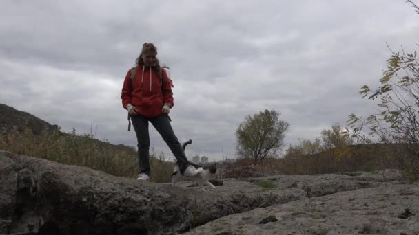 Femeia Rucsac Peste Umeri Într Jachetă Portocalie Pisică Domestică Călătorește — Videoclip de stoc