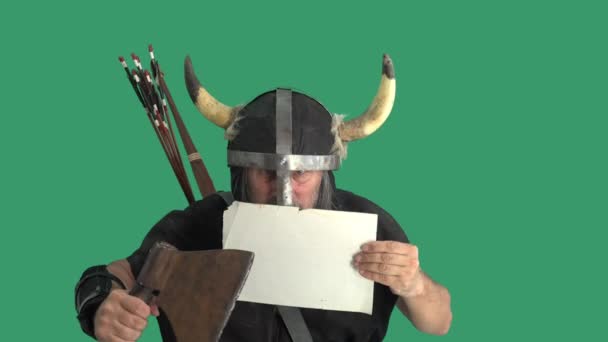 Olgun Viking Portresi Savaşçı Kalkanına Saplanmış Boş Bir Kağıt Parçası — Stok video