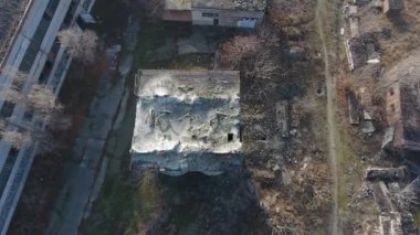 Hava görüntüsü. Büyük atölyeler, eski çöp atölyeleri, eski beton yapılar ve evler ile harap olmuş fabrikalar.