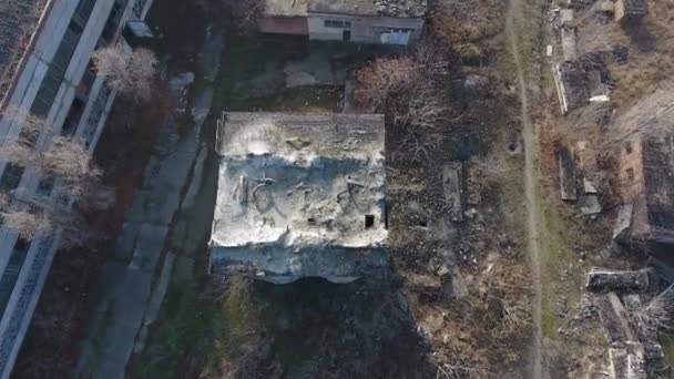 Widok Lotu Ptaka Zniszczona Fabryka Dużymi Warsztatami Stare Kosze Betonowe — Wideo stockowe