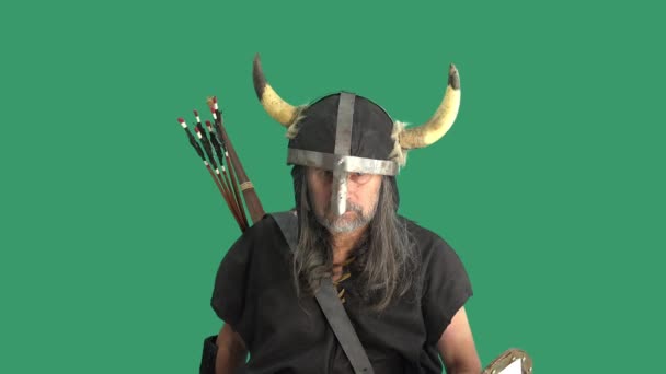 Portret Van Volwassen Viking Krijger Toont Blanco Vel Papier Genageld — Stockvideo