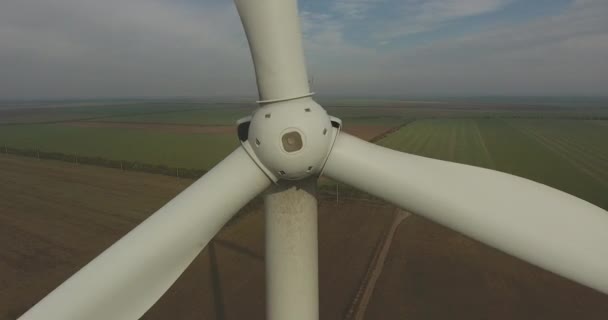 Drohne Fliegt Langsam Vom Zentrum Der Turbine Morgennebel Weg Luftaufnahme — Stockvideo