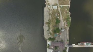 Hava görüntüsü. Tarih öncesi çağın canavarı Ejderha, sahil nehri boyunca su altında yüzer, yat denizcisidir. Ness Canavarı