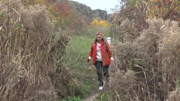 Femme Mature Touriste Avec Sac Dos Traverse Ruisseau Parmi Les — Video