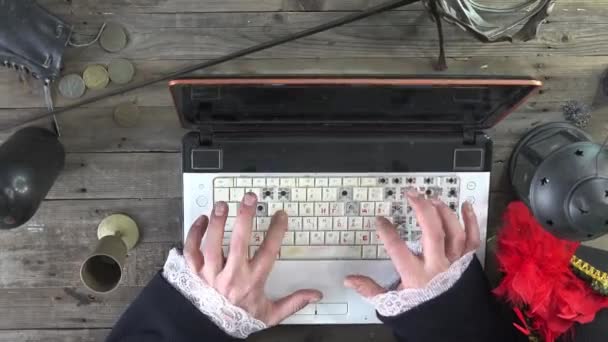 Mãos Hacker Digitando Laptop Com Teclado Quebrado Mesa Madeira — Vídeo de Stock