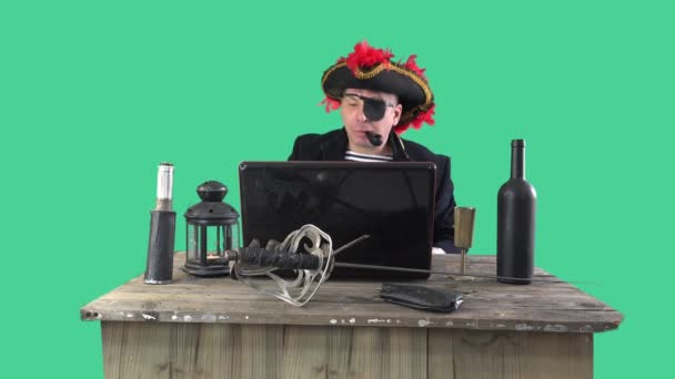 Portret Dojrzałego Mężczyzny Długimi Włosami Happy Pirate Hacker Laptopie Camisole — Wideo stockowe
