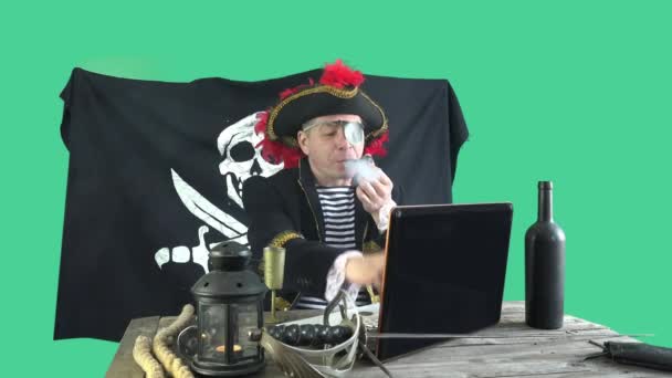 Счастливый Одноглазый Пират Хакер Треугольной Шляпе Курит Трубки Типы Ноутбуке — стоковое видео