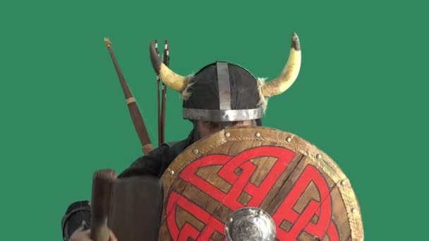 怒气冲冲的戴角头盔的成熟男人 维京人用战斧威胁他的敌人 躲在木斧后面 绿色背景 — 图库视频影像