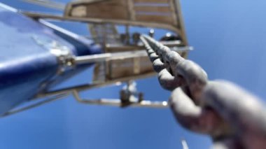 Mavi yatın pruvasında çapa zinciri boyunca hareket