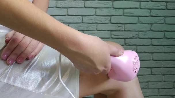 Рука Жінки Лазерним Епілятором Очищає Шкіру Ніг Від Волосся — стокове відео