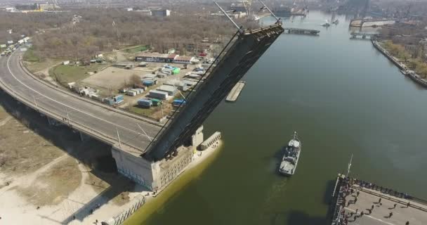 Vue Aérienne Pont Routier Ouvert Pour Passage Navire Marine Long — Video