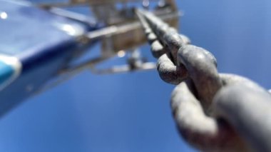 Yeni yatın mavi gövdesine çapa zincirinin alt görüntüsü