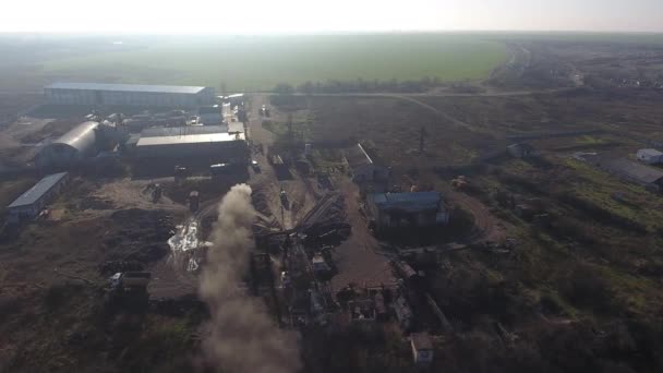 Vroeg Ochtend Mist Oude Asfaltfabriek Die Lucht Vervuilt Met Zijn — Stockvideo