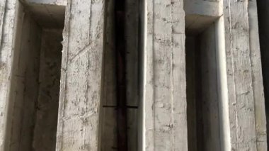 Demiryolu köprüsünde beton döşemeler, alt manzara