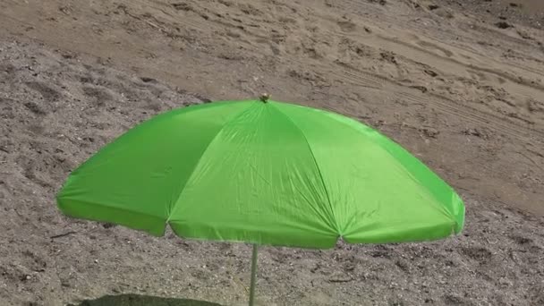 Зелена Пляжна Парасолька Стоїть Пляжі Ретро Постріл Архів — стокове відео