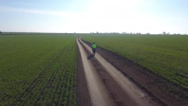 Drone Volando Alrededor Del Hombre Viajero Bicicleta Camino Tierra Entre — Vídeo de stock