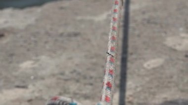 Sentetik demirleme halatı nehire, rıhtıma ya da marinaya bağlı zevk yatını sabit tutar.