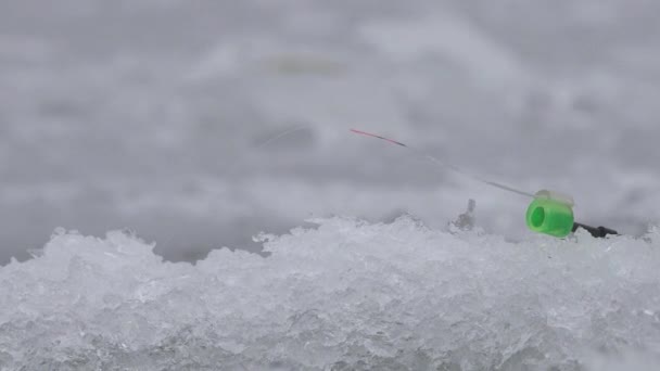 Caña de pescar río en invierno en hielo cerca del agujero — Vídeos de Stock