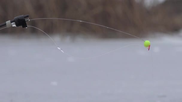 Caña de pescar río en invierno en hielo cerca del agujero — Vídeo de stock