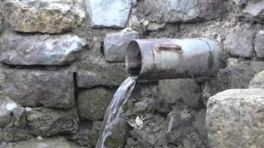 Taze bahar paslı boru aracılığıyla akar