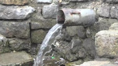 Taze bahar paslı boru aracılığıyla akar