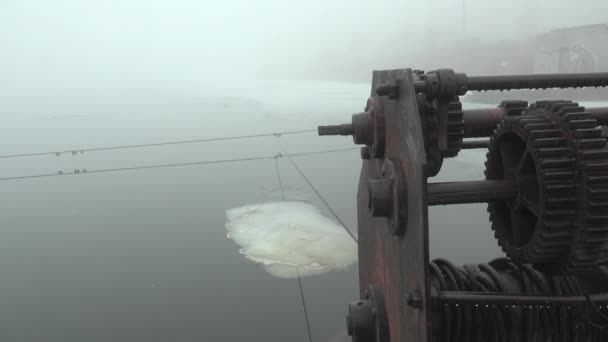 Mechanisms pontoon bridge on the river, winter — Stock Video