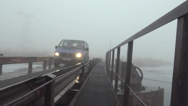 O carro monta na ponte de pontão no rio, inverno — Vídeo de Stock