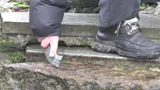 Cleaning ancient steps of the ancient city of algae — Stock Video