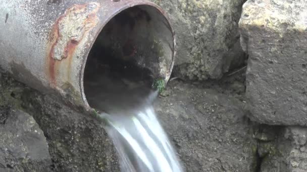 Fresh Spring flows through the rusty pipe — Stock Video