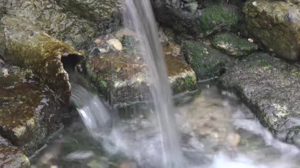 Frische Quelle fließt durch das rostige Rohr — Stockvideo