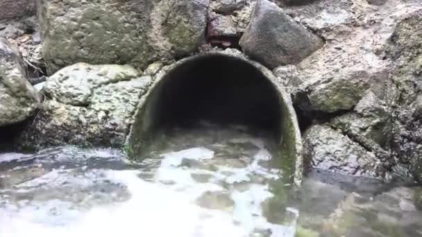 Clean Stream vai para o tubo de drenagem — Vídeo de Stock