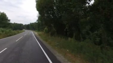 İki şeritli otobandaki hızlı trafik yoğun yaz ormanlarında gecenin geç saatlerinde