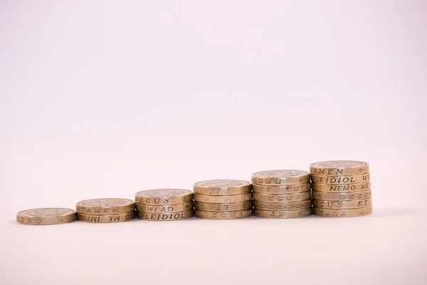 Британские фунтовые монеты, сложенные в колонки — стоковое фото