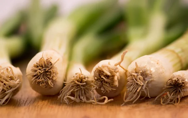 Ahşap yüzey üzerinde taze soğan