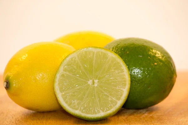 Limon ve Limes ahşap yüzey üzerinde