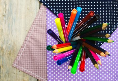 Renkli kalemler ve kalem ahşap masa üzerinde üst view ile görmek.