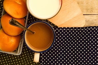 Tablo arka plan üzerinde süt ve ekmek kahve Servis Kahvaltı. 