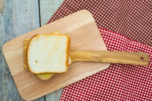 Ontbijt met brood op tabelachtergrond. — Stockfoto
